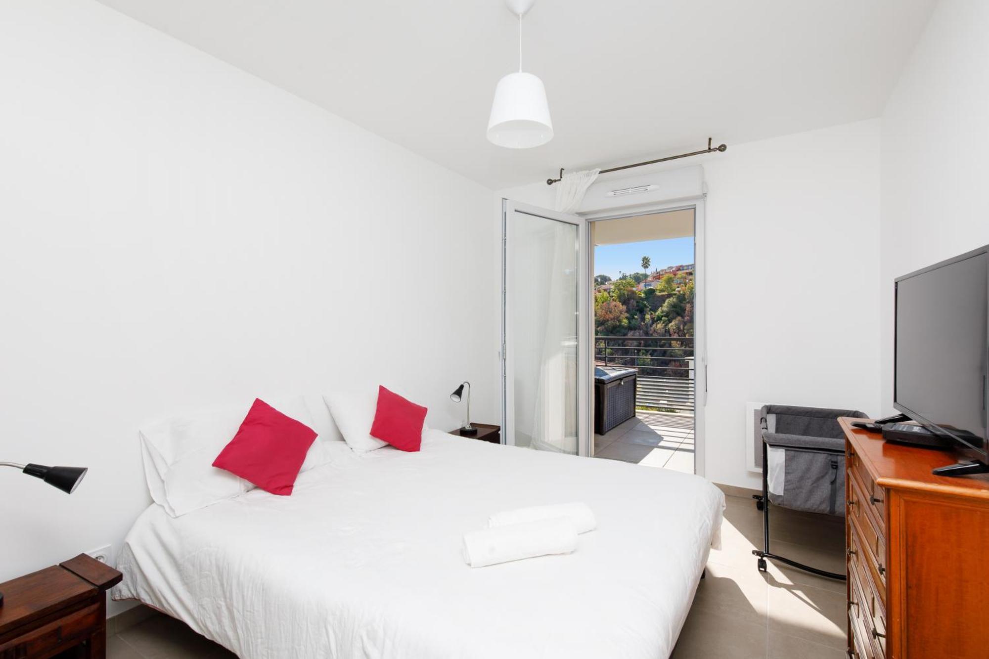 Lovely 2 Bedroom With Pool