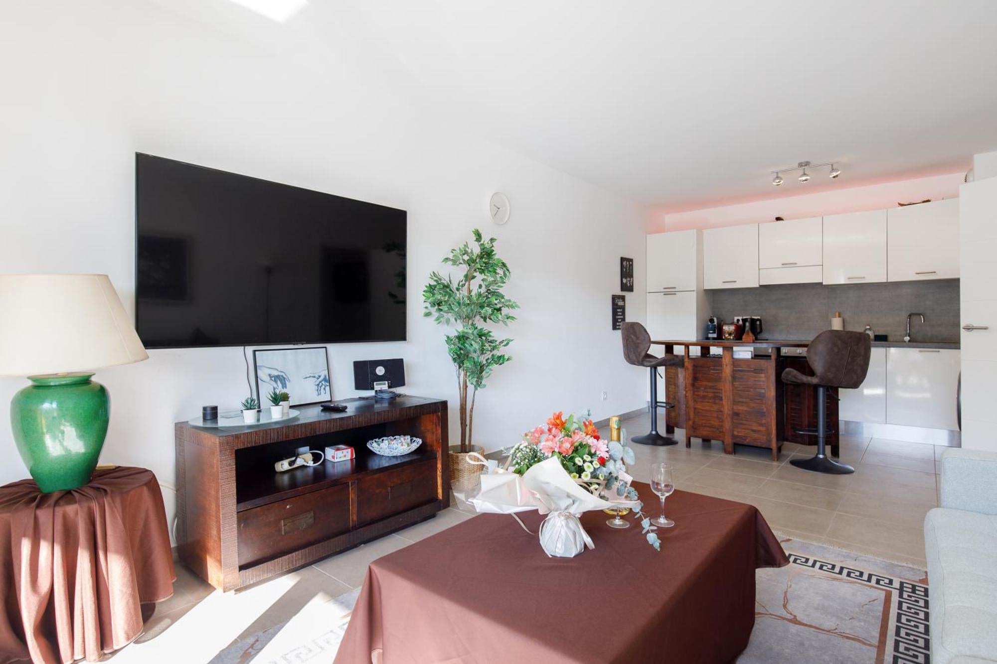 Lovely 2 Bedroom With Pool Appartamento