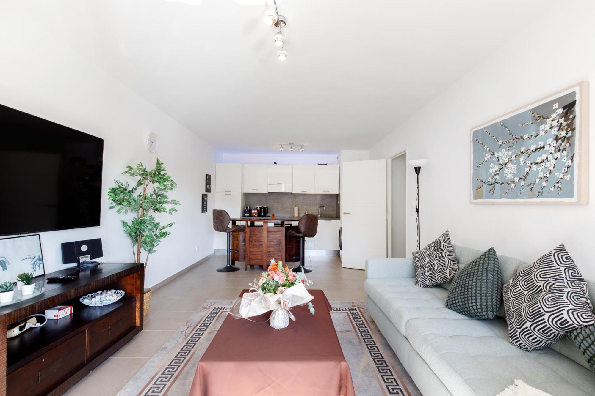 Lovely 2 Bedroom With Pool *
