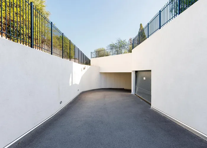 Lovely 2 Bedroom Condo With Pool
