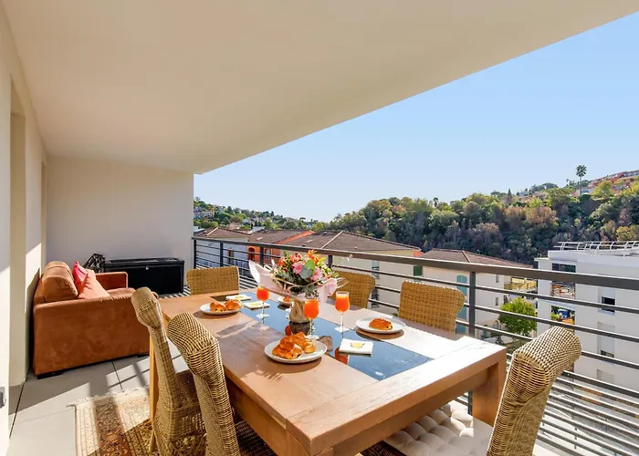 Lovely 2 Bedroom Condo With Pool