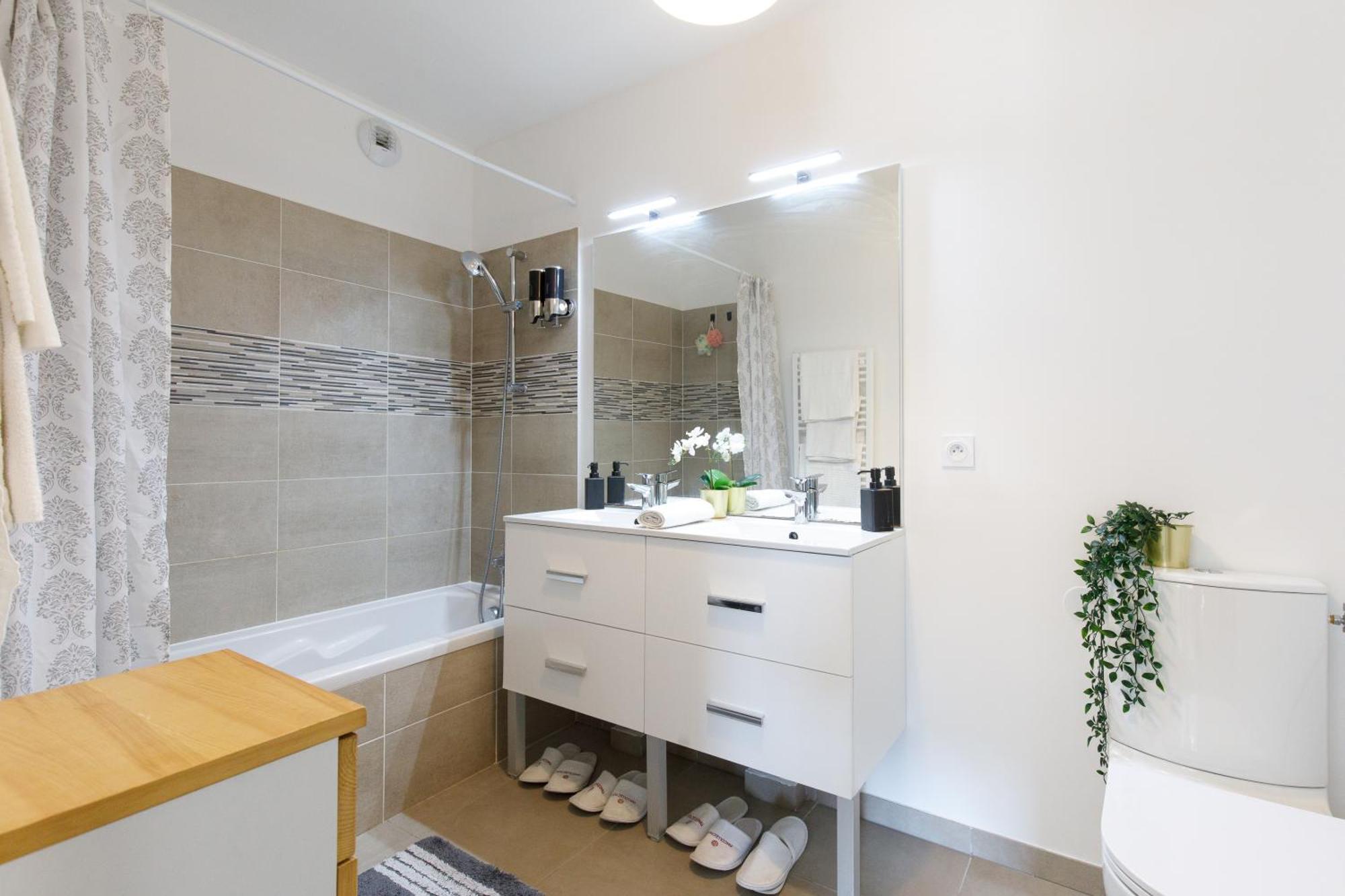 Lovely 2 Bedroom With Pool