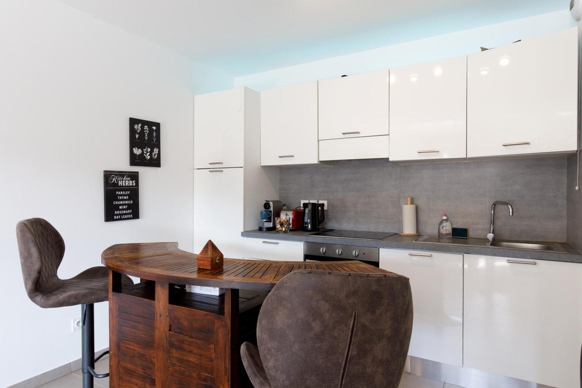 Lovely 2 Bedroom With Pool Apartment *